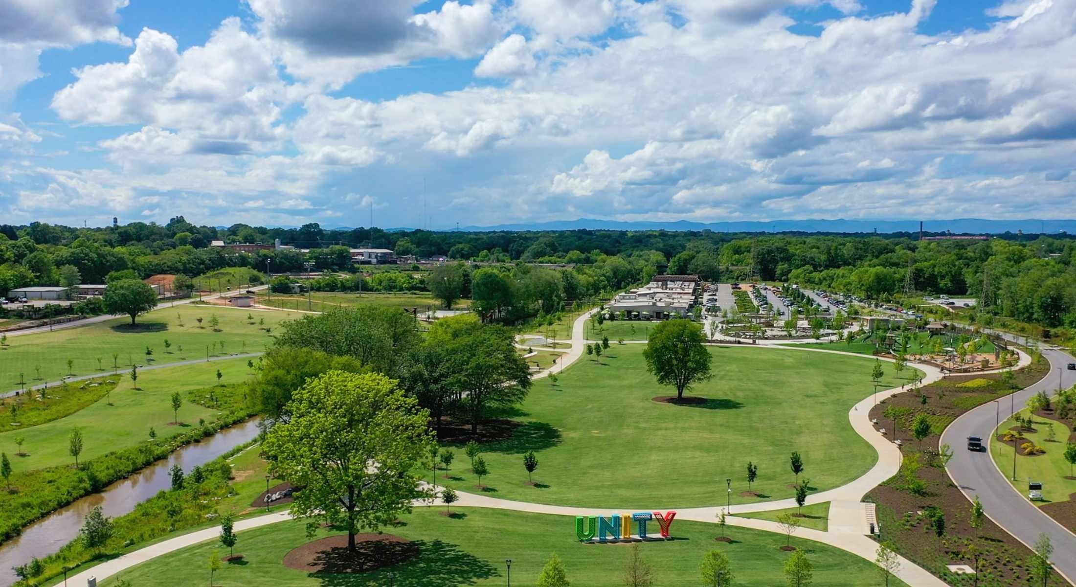 조형물과 꽃이 있는 정원